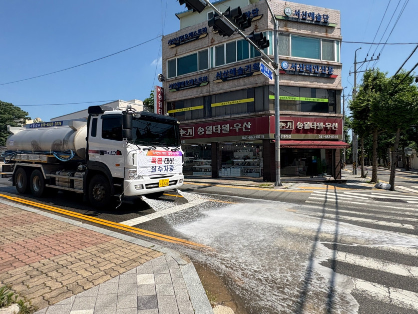  지난 9일 도심지 열섬효과 완화를 위해 살수차가 도심 도로를 운행하고 있는 모습 사진 출처: 서산시청 / *재판매 및 DB 금wl